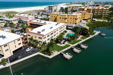 Condo in Saint Petersburg, Florida, 2 bedrooms № 2212540 - photo 30