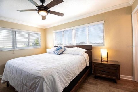 Condo in Saint Petersburg, Florida, 2 bedrooms № 2212540 - photo 18