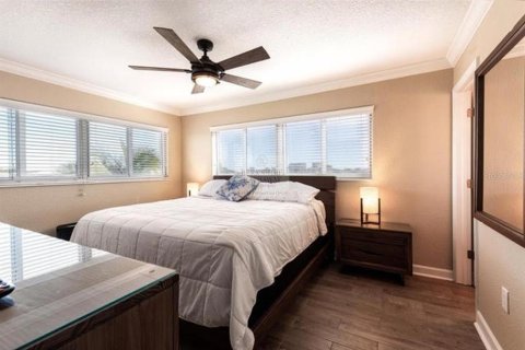 Condo in Saint Petersburg, Florida, 2 bedrooms № 2212540 - photo 15