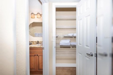 Condo in Saint Petersburg, Florida, 2 bedrooms № 2212540 - photo 27