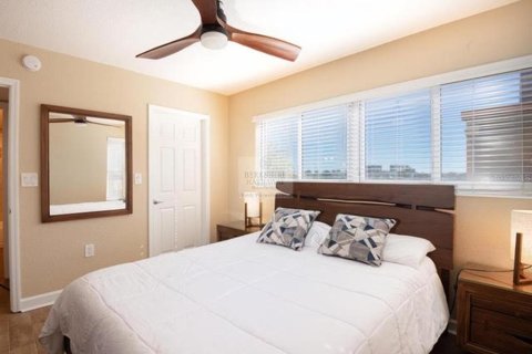 Condo in Saint Petersburg, Florida, 2 bedrooms № 2212540 - photo 24