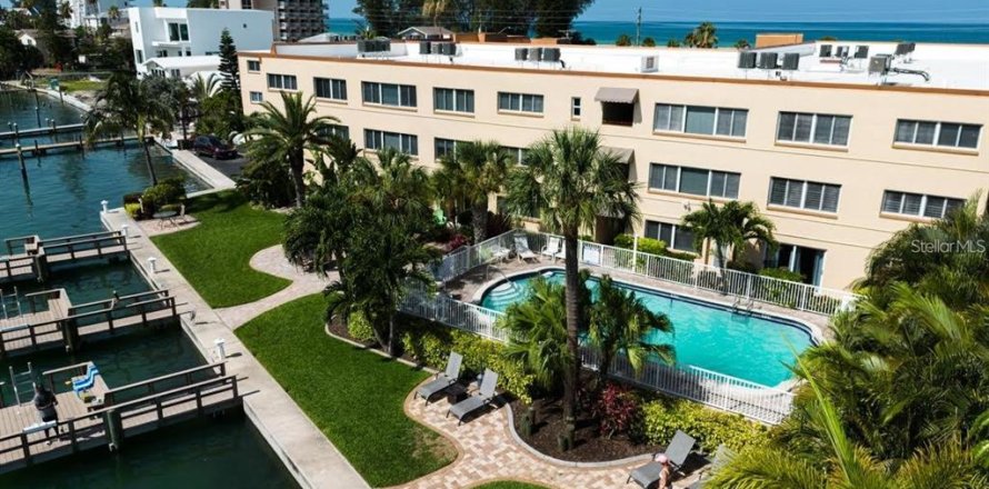 Condo in Saint Petersburg, Florida, 2 bedrooms № 2212540