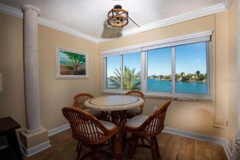 Condo in Saint Petersburg, Florida, 2 bedrooms № 2212540 - photo 5