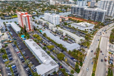 Condo in Hallandale Beach, Florida, 2 bedrooms  № 1752302 - photo 29