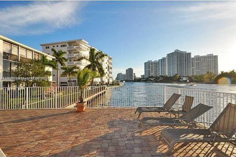 Condo in Hallandale Beach, Florida, 2 bedrooms  № 1752302 - photo 18