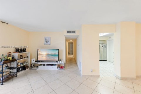Condo in Hallandale Beach, Florida, 2 bedrooms  № 1752302 - photo 8