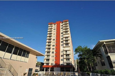 Condo in Hallandale Beach, Florida, 2 bedrooms  № 1752302 - photo 20