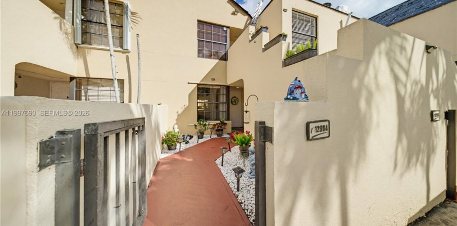 Condominio en Miami, Florida, 3 dormitorios  № 2066856