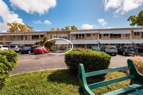 Condominio en venta en Kenneth City, Florida, 2 dormitorios, 81.29 m2 № 2232161 - foto 2