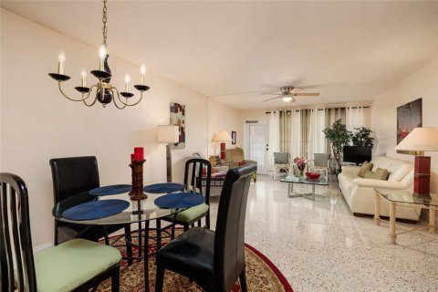 Condominio en venta en Kenneth City, Florida, 2 dormitorios, 81.29 m2 № 2232161 - foto 9