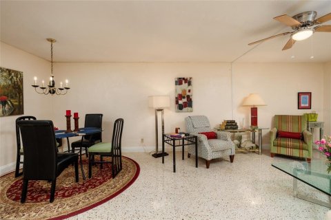Condominio en venta en Kenneth City, Florida, 2 dormitorios, 81.29 m2 № 2232161 - foto 8