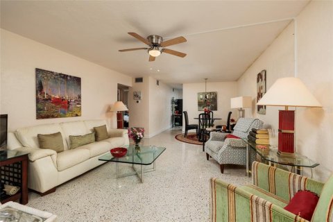 Condominio en venta en Kenneth City, Florida, 2 dormitorios, 81.29 m2 № 2232161 - foto 5