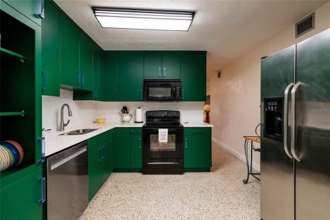 Condominio en venta en Kenneth City, Florida, 2 dormitorios, 81.29 m2 № 2232161 - foto 11