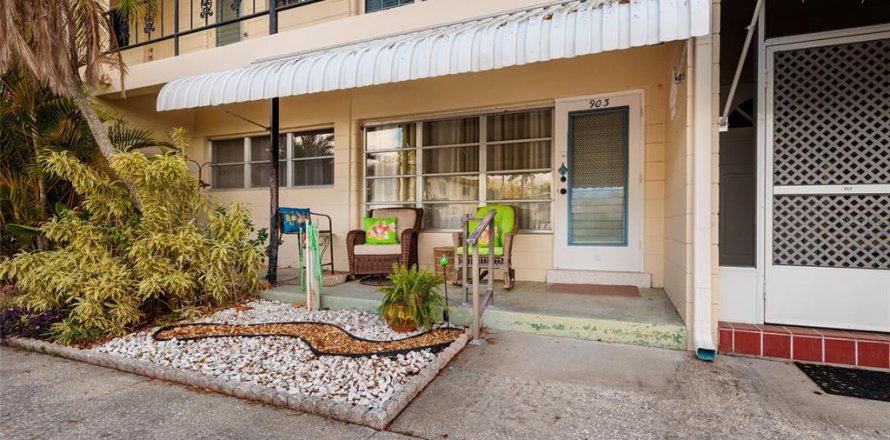 Condominio en Kenneth City, Florida, 2 dormitorios № 2232161