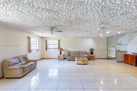 Villa ou maison à vendre à Miami, Floride: 7 chambres, 487.83 m2 № 2004560 - photo 28