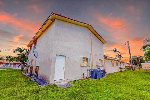 Villa ou maison à vendre à Miami, Floride: 7 chambres, 487.83 m2 № 2004560 - photo 4