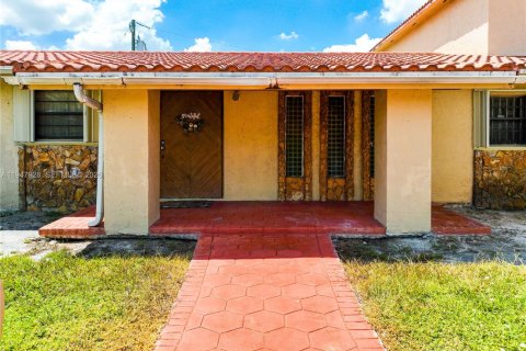 Villa ou maison à vendre à Miami, Floride: 7 chambres, 487.83 m2 № 2004560 - photo 6