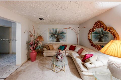 Villa ou maison à vendre à Miami, Floride: 7 chambres, 487.83 m2 № 2004560 - photo 9