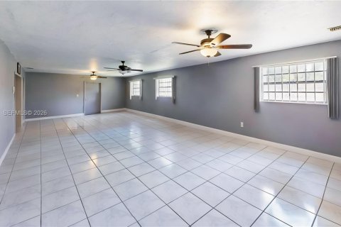 Villa ou maison à vendre à Miami, Floride: 7 chambres, 487.83 m2 № 2004560 - photo 22