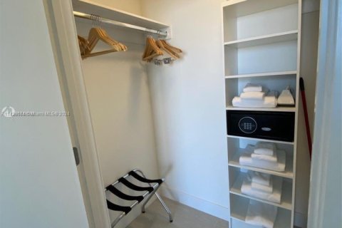 Condo in Hollywood, Florida, 2 bedrooms  № 1932373 - photo 18