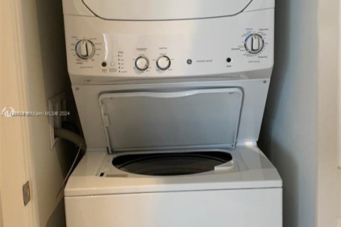 Condo in Hollywood, Florida, 2 bedrooms  № 1932373 - photo 4