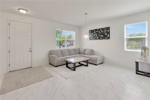 House in Riverview, Florida 5 bedrooms, 307.32 sq.m. № 1841519 - photo 8