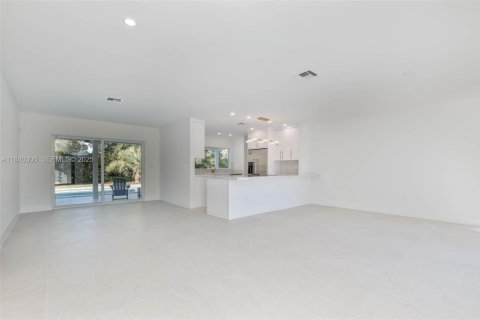 Casa en venta en Palmetto Bay, Florida, 4 dormitorios, 172.15 m2 № 1994416 - foto 2