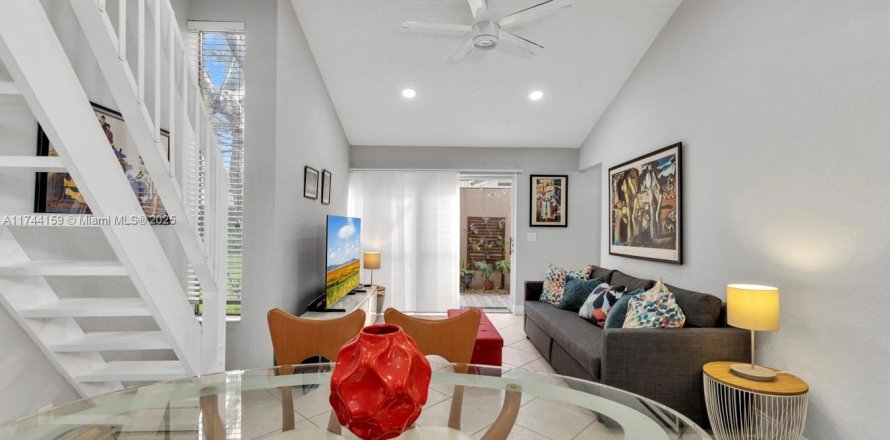 House in Boca Raton, Florida 2 bedrooms, 96.8 sq.m. № 1711002