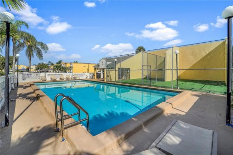 Снять в аренду таунхаус в Майами, Флорида 2 спальни, 92.9м2, № 1986052 - фото 17