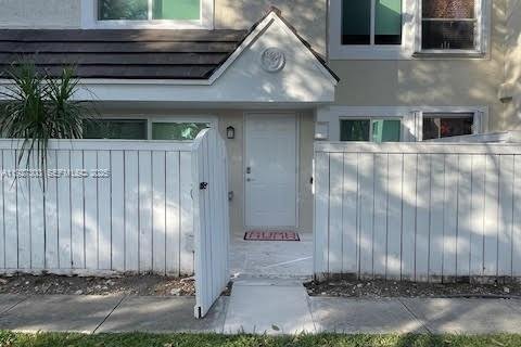 Снять в аренду таунхаус в Майами, Флорида 2 спальни, 92.9м2, № 1986052 - фото 2