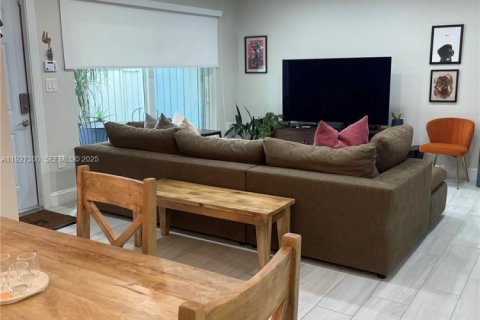 Снять в аренду таунхаус в Майами, Флорида 2 спальни, 92.9м2, № 1986052 - фото 4