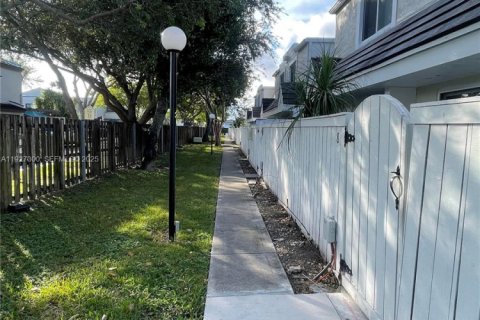 Снять в аренду таунхаус в Майами, Флорида 2 спальни, 92.9м2, № 1986052 - фото 3