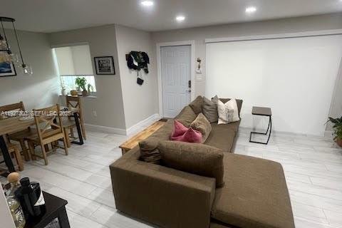 Снять в аренду таунхаус в Майами, Флорида 2 спальни, 92.9м2, № 1986052 - фото 6