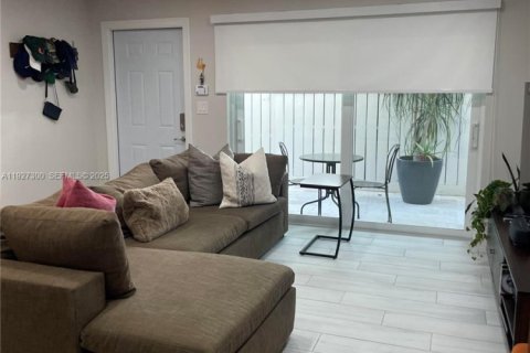 Снять в аренду таунхаус в Майами, Флорида 2 спальни, 92.9м2, № 1986052 - фото 5