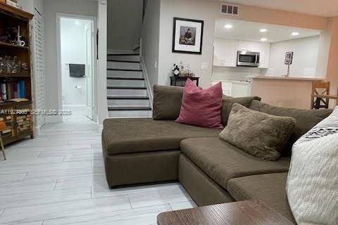 Снять в аренду таунхаус в Майами, Флорида 2 спальни, 92.9м2, № 1986052 - фото 7