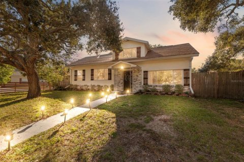 House in Clearwater, Florida 4 bedrooms, 232.63 sq.m. № 2093325