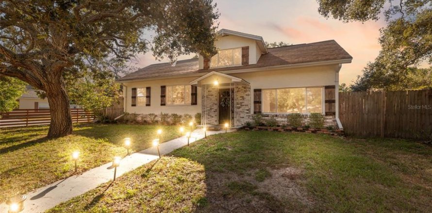 House in Clearwater, Florida 4 bedrooms, 232.63 sq.m. № 2093325