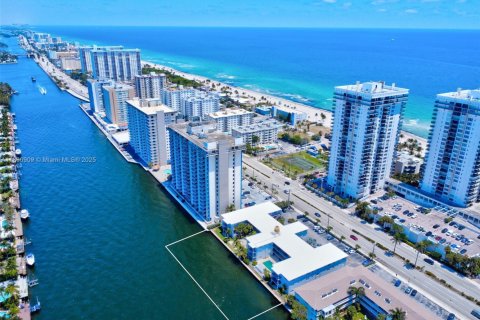 Condominio en venta en Hollywood, Florida, 1 dormitorio, 69.86 m2 № 1938837 - foto 1