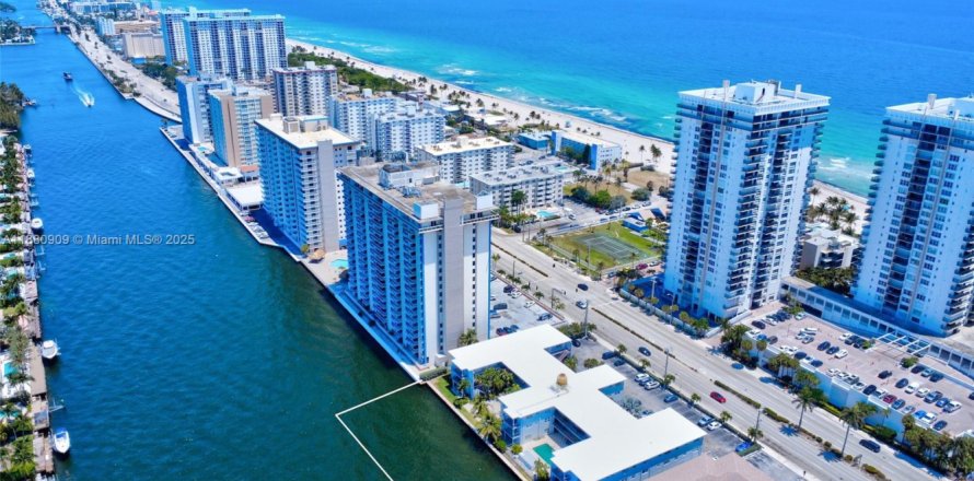 Condominio en Hollywood, Florida, 1 dormitorio № 1938837