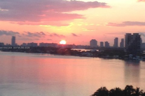 Снять в аренду кондоминиум в Майами, Флорида 2 спальни, 155.43м2, № 2003658 - фото 2