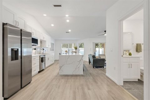 Condo in Venice, Florida, 2 bedrooms  № 2205872 - photo 6