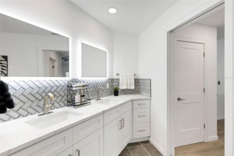 Condo in Venice, Florida, 2 bedrooms  № 2205872 - photo 26