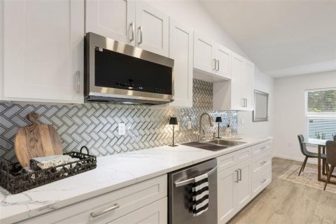 Condo in Venice, Florida, 2 bedrooms  № 2205872 - photo 8