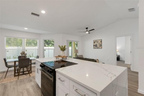 Condo in Venice, Florida, 2 bedrooms  № 2205872 - photo 9