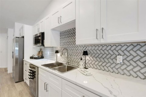 Condo in Venice, Florida, 2 bedrooms  № 2205872 - photo 11