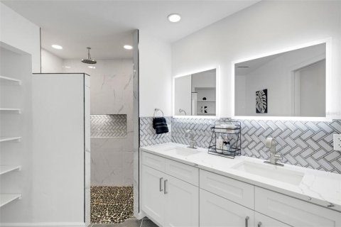 Condo in Venice, Florida, 2 bedrooms  № 2205872 - photo 24