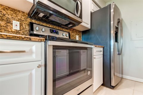 Condo in Saint Petersburg, Florida, 2 bedrooms  № 1883573 - photo 18