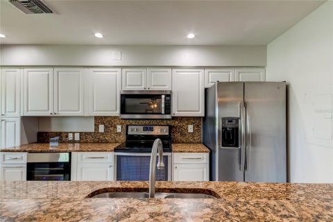 Condo in Saint Petersburg, Florida, 2 bedrooms  № 1883573 - photo 14