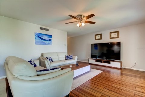 Condo in Saint Petersburg, Florida, 2 bedrooms  № 1883573 - photo 9