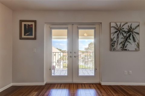 Condo in Saint Petersburg, Florida, 2 bedrooms  № 1883573 - photo 11